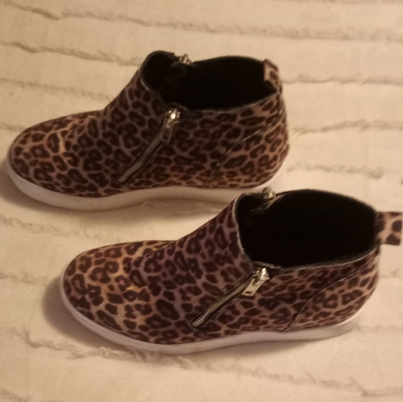 Soda wedgie sneaker size 7.5. (05) - Picture 5 of 11